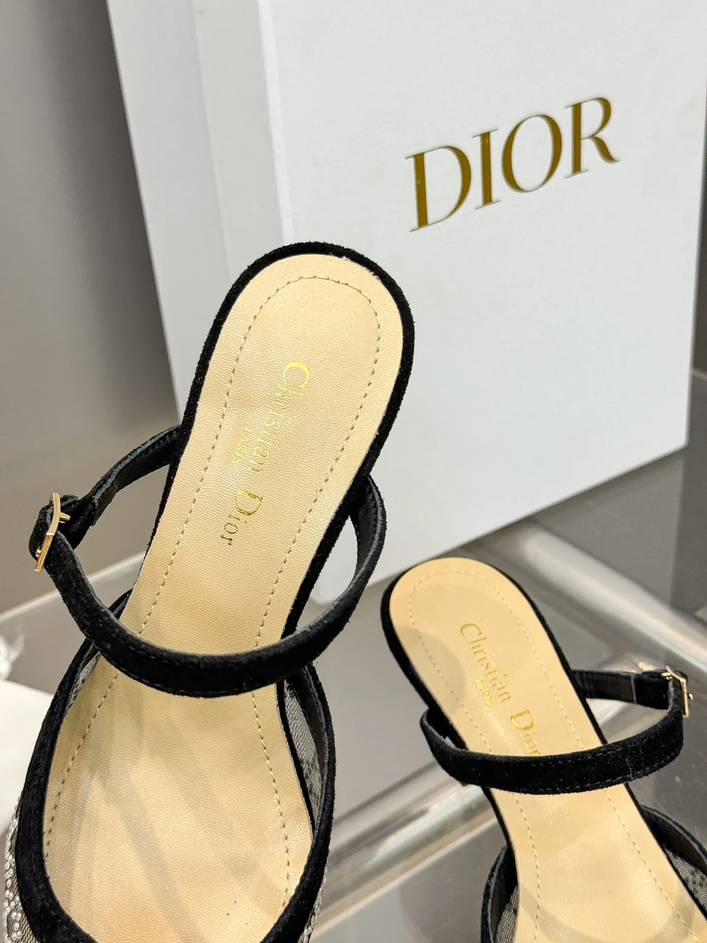 👟👟Ex-factory price 580👟👟 Dior 2025 spring and summer catwalk new style bling...bling...crystal shoes Capture series high-heeled women's shoes Star-same rhinestone square toe cannage pattern cat heel slip-on sandals The top high-end version on the market Exclusive sale Material: Original custom mesh inlaid with hot Australian rhinestones + water-dyed sheepskin feet + original molded hardware buckles + Italian leather outsole Heel height: 6.5CM/9.5CM size: 34-43 (34.40.41.42.43. Customized, non-refundable)